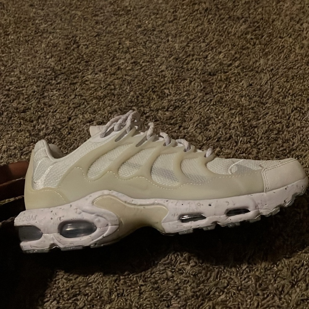 I’m selling some Nike vapor max size 11 never worn - Picture 2 of 2